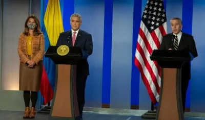 La vicepresidenta Marta Lucía Ramírez, el presidente Iván Duque y el embajador de Estados Unidos, en Colombia, Philip Goldberg.