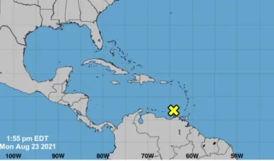 Donde está la X amarilla se sitúa en este momento la onda tropical que podría llegar a ser una tormenta. 