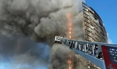 El fuego afectó inicialmente al revestimiento del edificio en la planta 15 y se extendió posteriormente a toda la fachada y al interior.