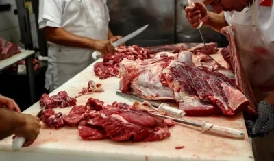Carniceros mientras preparan cortes de carne ayer en un mercado del centro de Sao Paulo (Brasil). 