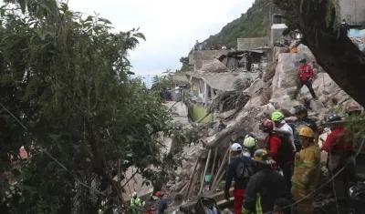  Personal de rescate, bomberos y voluntarios trabajan en la remoción de escombros en una colonia del municipio de Tlanepantla, en el Estado de México (México). 