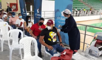 Ángel María Morales De la Hoz en el punto de vacunación en el Elías Chegwin.