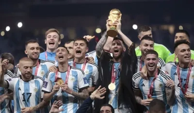 Los jugadores argentinos festejan con la Copa del Mundo.