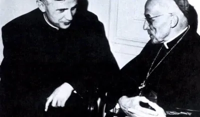 Benedicto XVI (izquierda) cuando era profesor de teología.