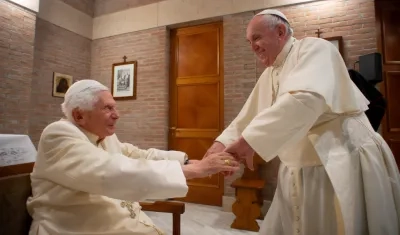 Benedicto XVI y Francisco.
