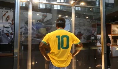 Una de las camisetas que usó Pelé con Brasil se exhibe en el museo que lleva su nombre.