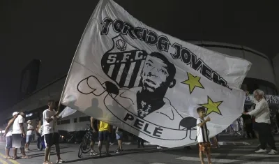 Aficionados del club Santos se concentran frente al estadio Urbano Caldeira en la Vila Belmiro, en la ciudad de Santos.