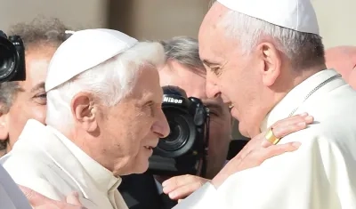 Benedicto XVI con Francisco, quien lo sucedió en 2013 tras su renuncia.