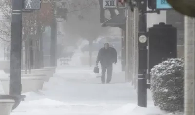 Un ciudadano camina por Wichita, Kansas, en medio de la gran tormenta que sacude a EE.UU.
