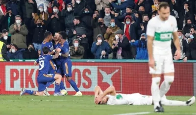Eden Hazard celebra el gol de la clasificación ante la frustración del Elche. 