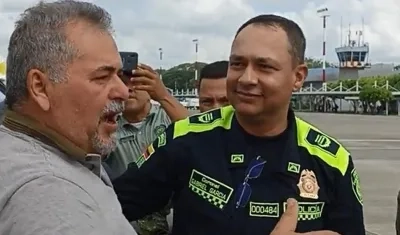 El ganadero Salim Haddad es saludado por el comandante de la Policía, coronel Gabriel García.de Montería, coronel 