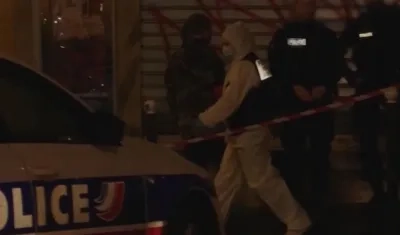 Policías de París en la zona en donde fue hallada la maleta con el cuerpo de la niña.