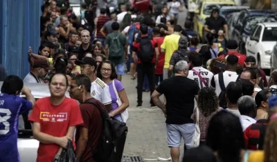 Ciudadanos hacen fila para votar este domingo en Río de Janeiro.