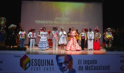 Sandra Gómez, gerente de Carnaval S.A.S, y los Reyes del Carnaval 2023.