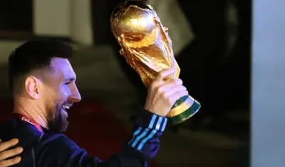 Lionel Messi con su nueva mejor amiga: la Copa del Mundo.