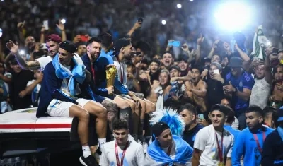 Los campeones del mundo encabezados por Lionel Messi en pleno desfile en Buenos Aires.