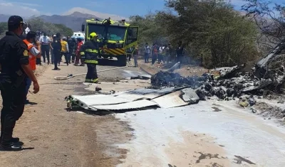 Restos de la avioneta que se accidentó hoy en la región de Ica en Perú.