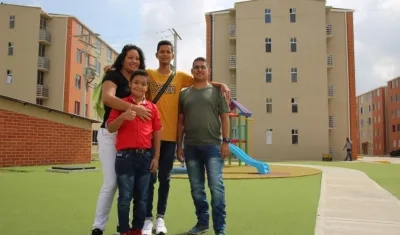 Familia colombiana compradora de vivienda.