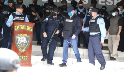 Tras ser capturado el expresidente hondureño fue sacado esposado de pies y manos.