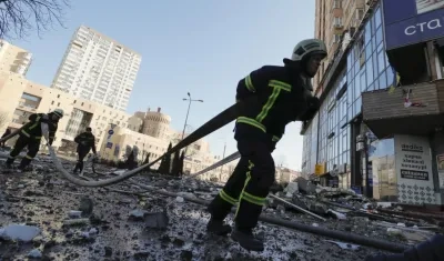 Bomberos en Kiev apagan un conato de incendio provocado por un bombardeo.