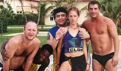 Mavys Álvarez y Diego Maradona junto con otros amigos del astro. 