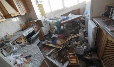 Vista general de un piso dañado en el edificio residencial que fue bombardeado anoche en Kiev, Ucrania.