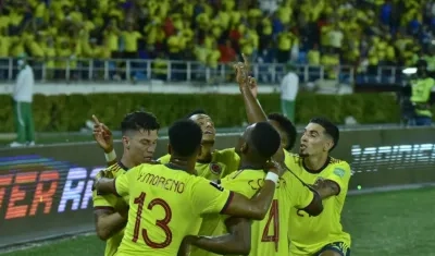 Jugadores de Colombia celebran tras el tercer gol ante Bolivia. 