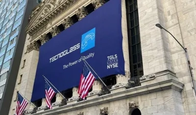 El balcón de la Bolsa de Nueva York, con el nombre en alto de Tecnoglass.