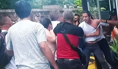 Momento de la agresión a Juan Guaidó.