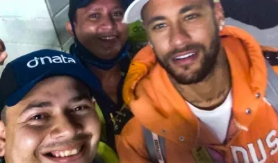 Neymar y los trabajadores del aeropuerto. 