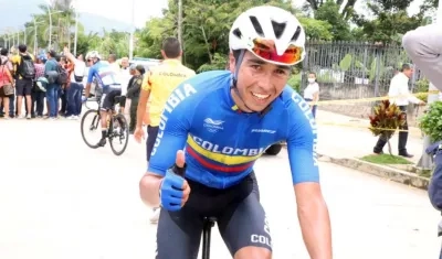 Aldemar Reyes, ganador de la medalla de oro, atrás Rodrigo Contreras, medalla de palta. 
