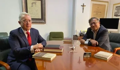 El expresidente Álvaro Uribe y el mandatario electo Gustavo Petro. Una foto para la historia.