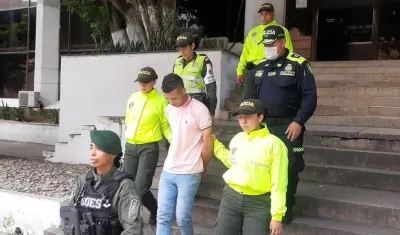 Ricardo Rodríguez Gutiérrez, alias ‘el Menor’, mientras es conducido por las autoridades. 
