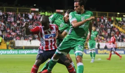 Carmelo Valencia en acción del partido. 