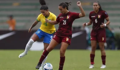 Bárbara Olivieri (c) de Venezuela disputa el balón con Debinha de Brasi