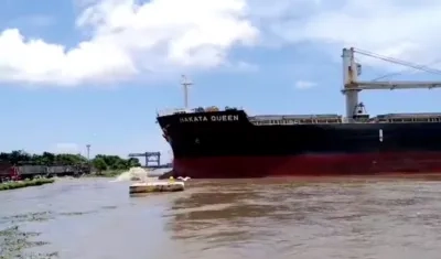 El buque "Hakata Queen" de bandera de Panamá.