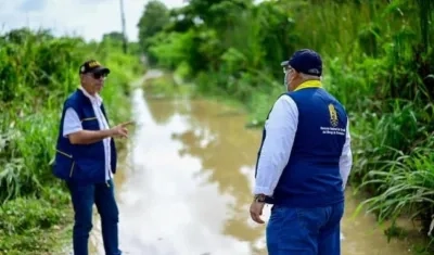 El alcalde William Dau visitando una zona inundada por las fuertes lluvias. 