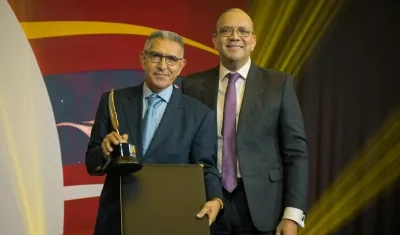 Jorge Cura, director de Zona Cero y Atlántico en Noticias, recibió Mención Especial Egresado Destacado de manos del rector Mauricio Molinares.