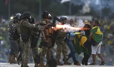 Enfrentamiento entre manifestantes y policías en Brasil.