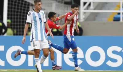 Allam Wlk Dure celebrando el gol de la victoria paraguaya.