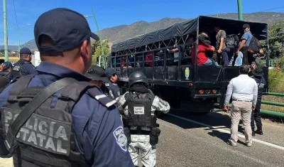 La Policía Estatal y la Guardia Nacional rescatan a decenas de migrantes que viajaban en un trailer este viernes en el municipio Chiapa de Corzo, México.
