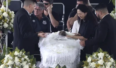 Márcia Aoki durante el funeral de su esposo Pelé.
