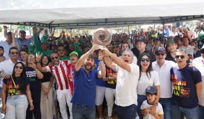 El Alcalde Jaime Pumarejo compartiendo el premio con guardaparques.