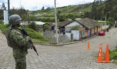 Militares ecuatorianos realizan patrullajes en la frontera de Colombia.