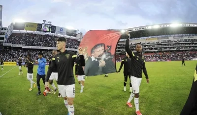 El homenaje de los jugadores de Liga de Quito al 'Patón' Bauza.