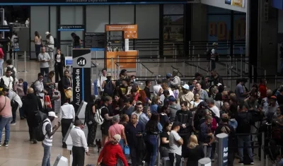 Viajeros esperan en el Aeropuerto Internacional José María Córdova, en Rionegro.