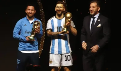 Lionel Messi, al lado de su estatua y de Alejandro Domínguez, presidente de la Conmebol.