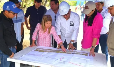 La gobernadora Elsa Noguera revisa los planos de la 'Gran Vía'