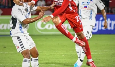 Juan Camilo Portilla disputa el balón con Vladimir Hernández.