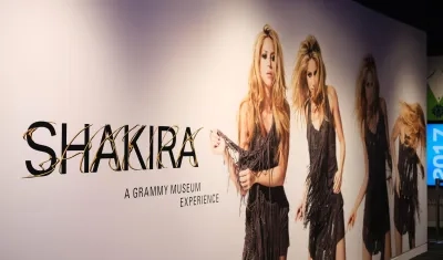 Fotografía del cartel de la exposición "Shakira Shakira: The Grammy Museum Experience", en el Museo de los Grammy de Los Ángeles, California 
